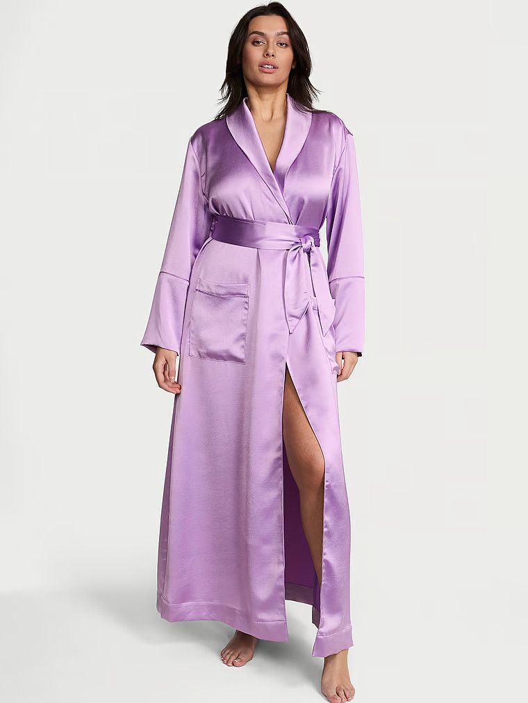 Szlafrok satynowy maxi Luxe. Produkt ma kolor purpurowy i pochodzi z kolekcji Victoria's Secret. 