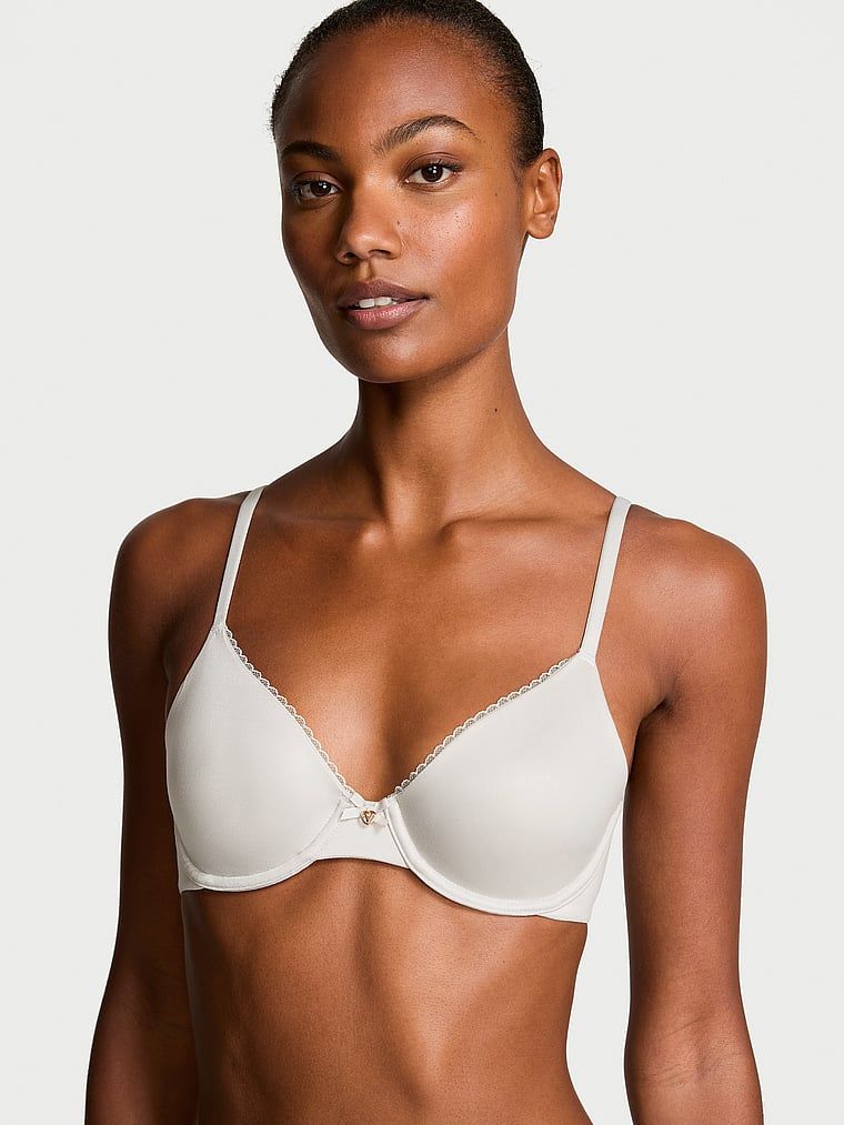 Modelka prezentuje biustonosz nieusztywniany Invisible Lift Smooth Demi. Produkt ma kolor szary i pochodzi z kolekcji Body by Victoria.