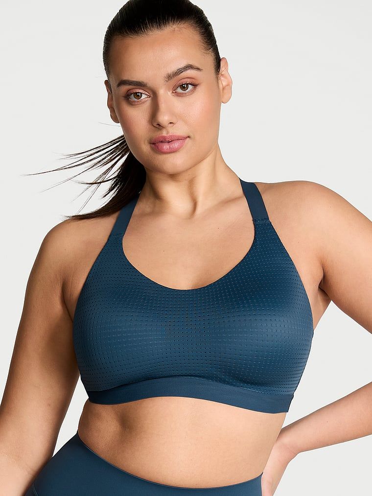 Modelka prezentuje biustonosz sportowy ze średnim podtrzymaniem Lightweight Mesh. Produkt ma kolor niebieski i pochodzi z kolekcji VSX.