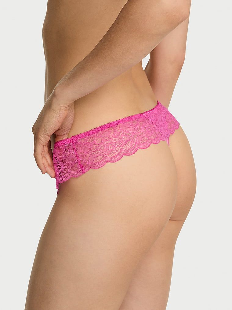 Stringi satynowe z falbanką Tease. Produkt ma kolor różowy i pochodzi z kolekcji Victoria's Secret. 