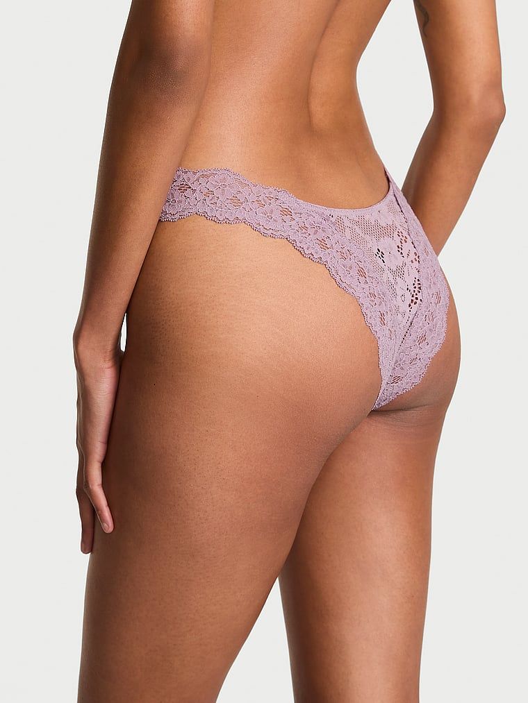 Majtki brazyliany koronkowe Brazilian. Produkt ma kolor różowy i pochodzi z kolekcji Dream Angels. 