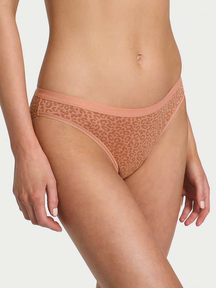 Majtki bawełniane Bikini. Produkt ma wzór z motywem zwierzęcym i pochodzi z kolekcji Victoria's Secret. 