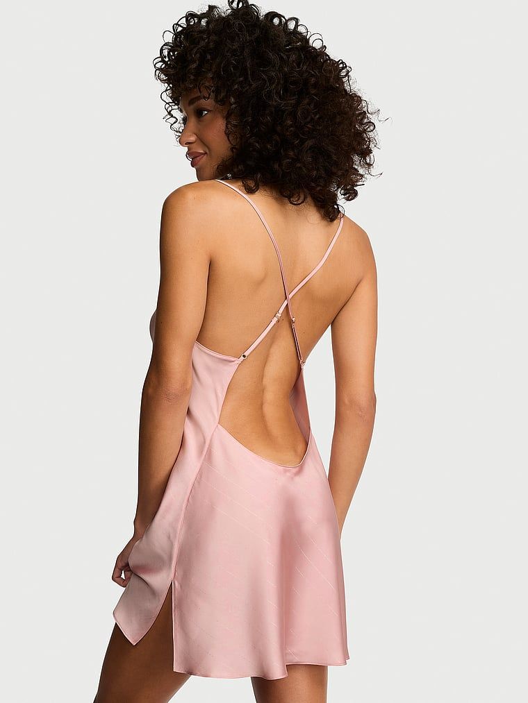 Koszulka nocna satynowa na cienkich ramiączkach odsłaniająca plecy Open-Back Slip. Produkt ma kolor złoto i pochodzi z kolekcji Victoria's Secret. 