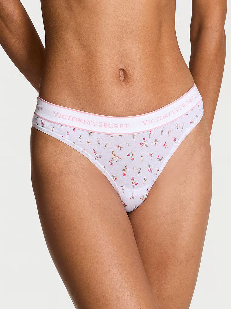 Stringi bawełniane z logo w talii. Produkt ma kwiatowy wzór i pochodzi z kolekcji Body by Victoria. 