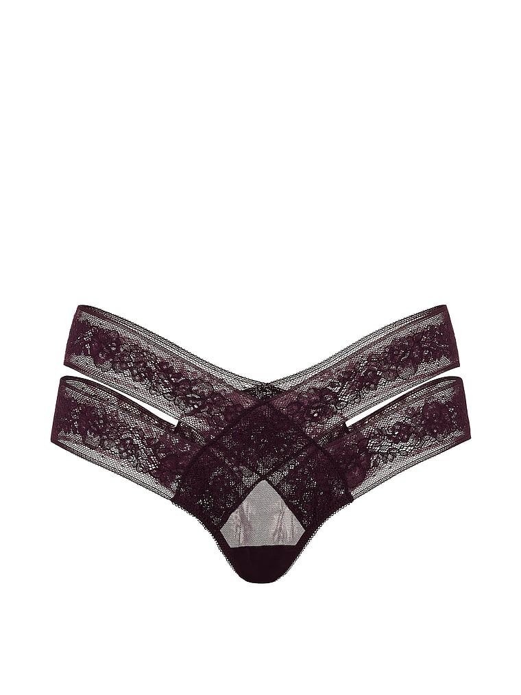 Majtki z wycięciami i z koronką Strappy Cut-Out Cheeky. Produkt ma kolor fioletowy i pochodzi z kolekcji Very Sexy. 