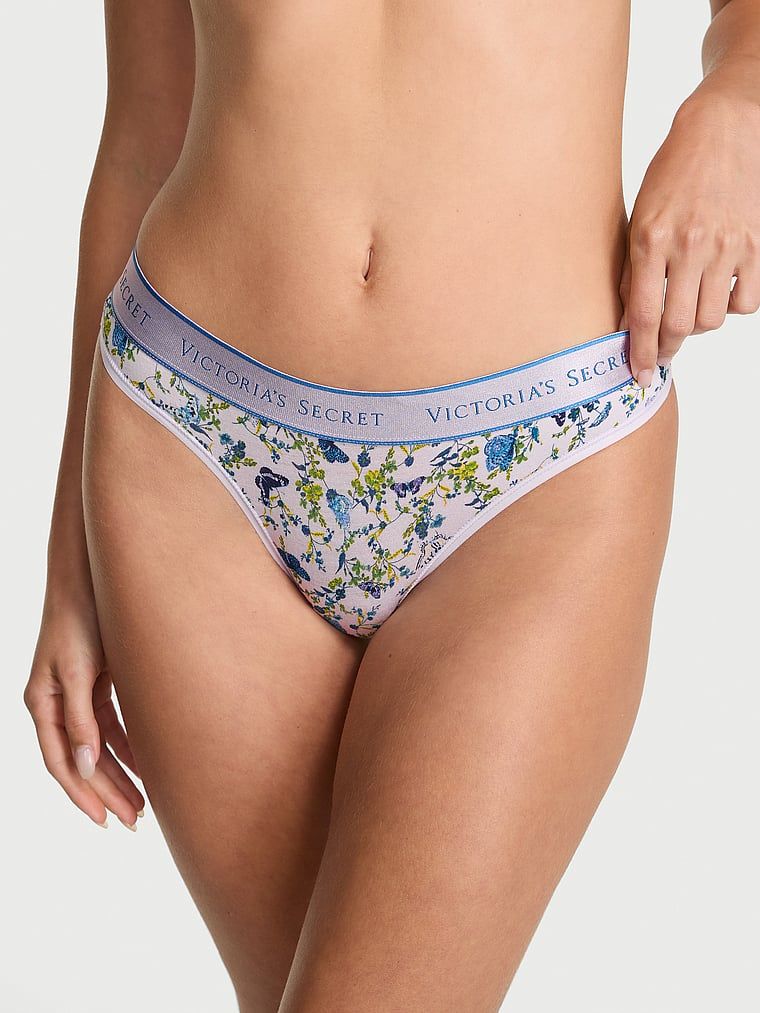 Stringi bawełniane z logo w talii. Produkt jest wzorzysty i pochodzi z kolekcji Cotton. 