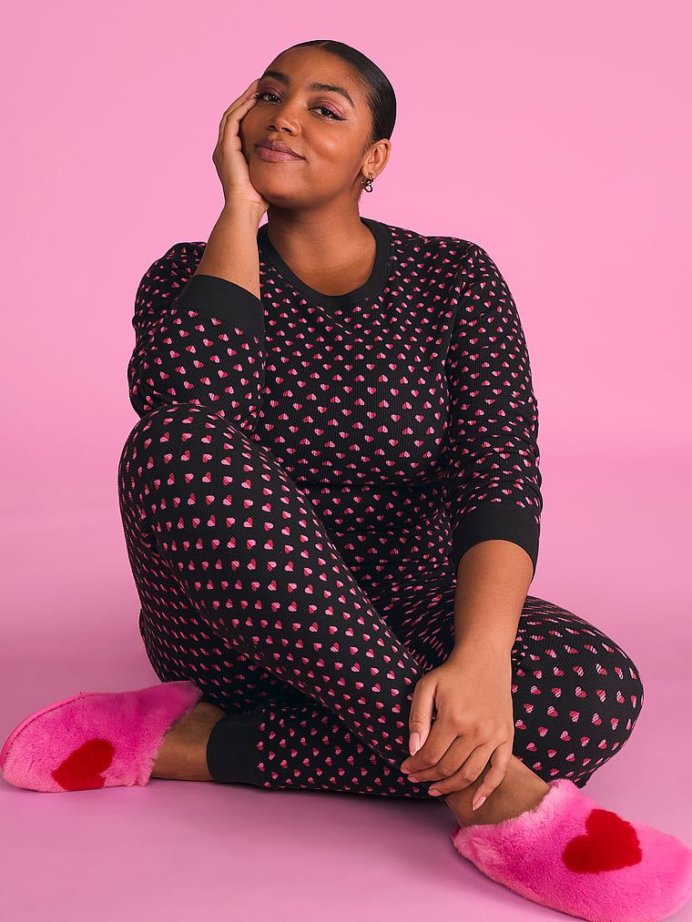 Ciepła piżama z długim rękawem Thermal Long Pajama. Produkt ma kolor wzorzysty i pochodzi z kolekcji Victoria's Secret. 