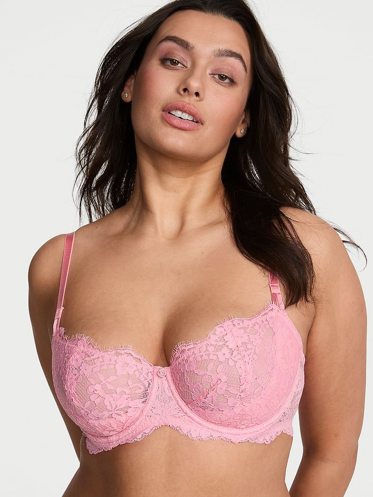 Modelka prezentuje biustonosz nieusztywniany balkonetka Wicked Lace Balconette. Produkt ma kolor różowy i pochodzi z kolekcji Dream Angels.