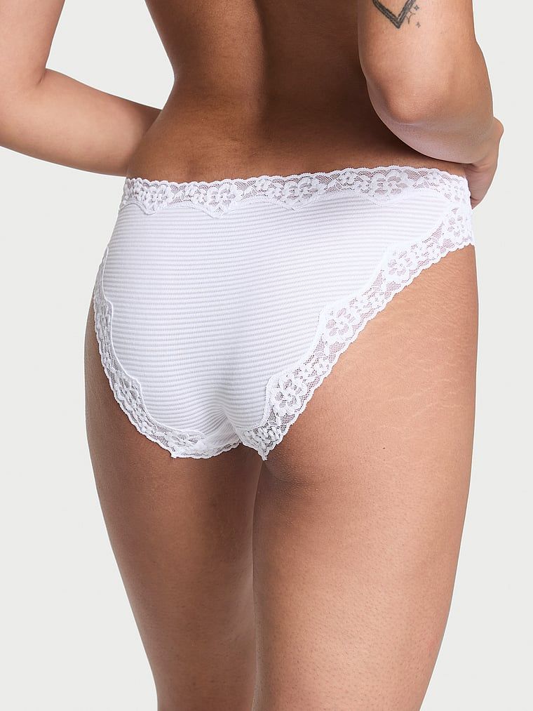 Majtki bawełniane w paseczki z koronką na krawędziach Bikini. Produkt ma kolor biały i pochodzi z kolekcji Lacie. 