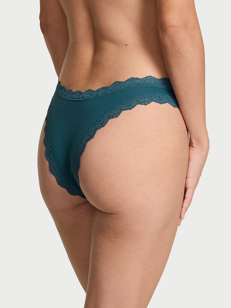 Majtki brazyliany z koronką Lace Trim Brazilian. Produkt ma kolor niebieski i pochodzi z kolekcji Dream Angels. 