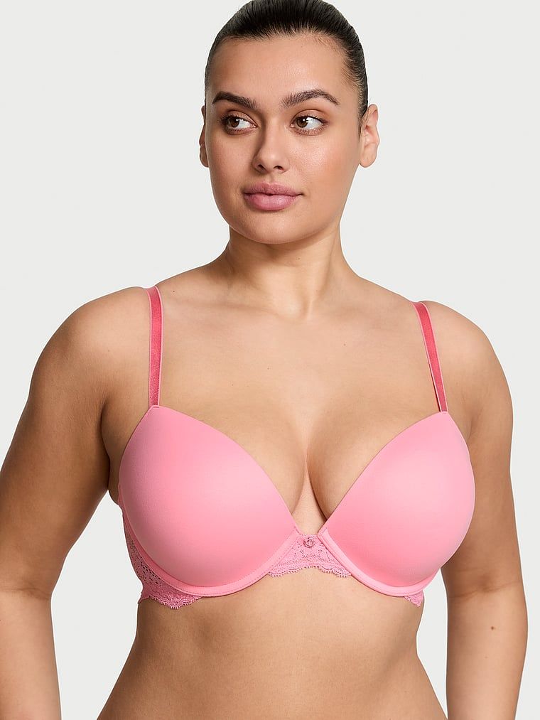 Modelka prezentuje biustonosz push-up Smooth and Lace. Produkt ma kolor różowy i pochodzi z kolekcji Dream Angels.