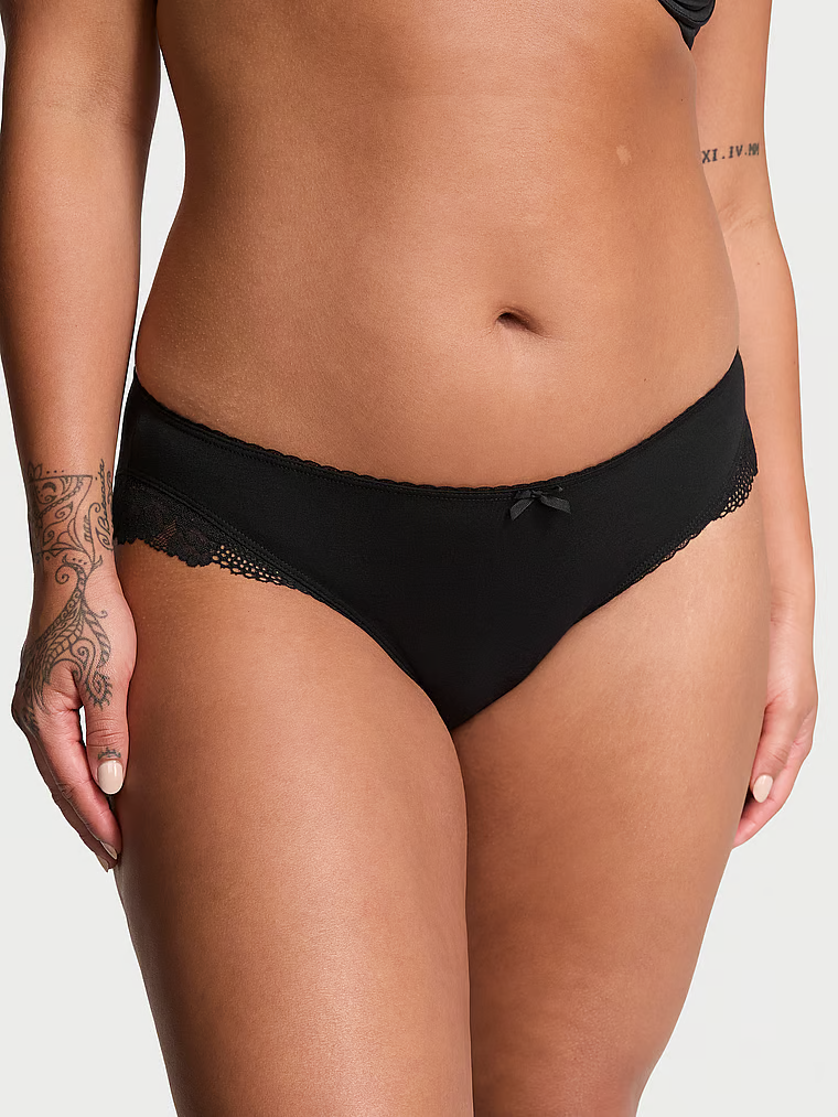 Majtki bawełniane ze wstawkami z koronki Lace-Trim Bikini. Produkt ma kolor czarny i pochodzi z kolekcji Victoria's Secret. 
