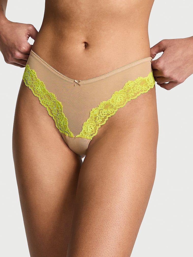 Stringi z siateczki z koronką na krawędziach Mesh Lace-Trim. Produkt ma kolor beżowy i pochodzi z kolekcji Very Sexy. 
