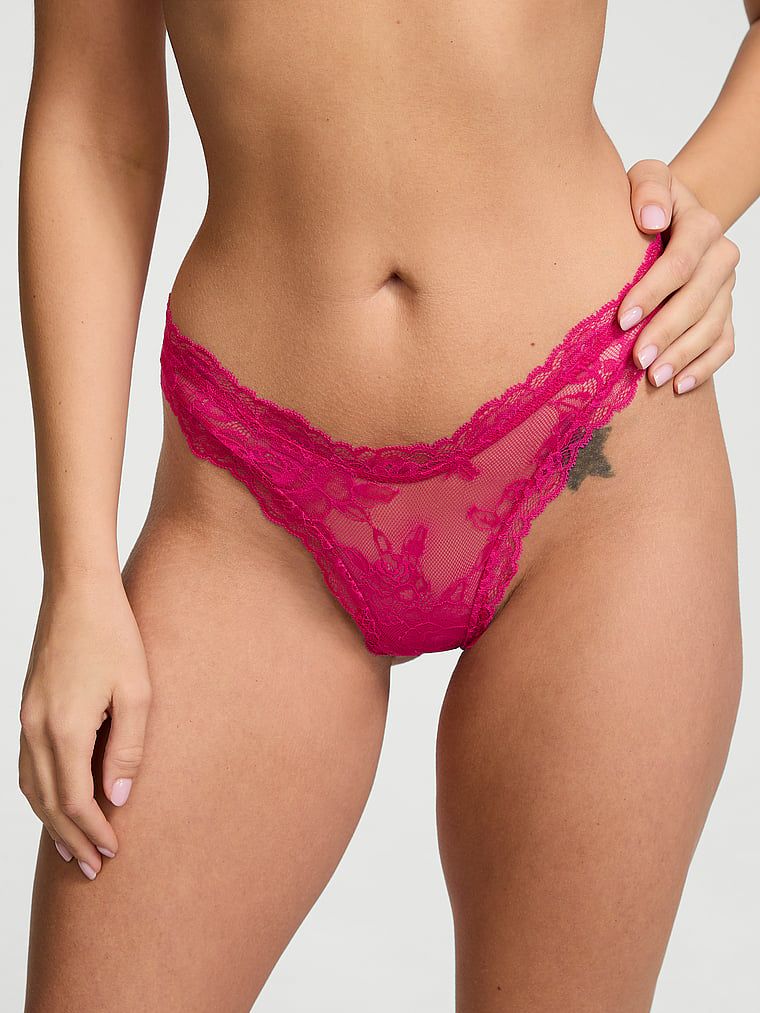 Stringi koronkowe z wysoko wyciętymi nogawkami Rose Lace. Produkt ma kolor różowy i pochodzi z kolekcji Very Sexy. 