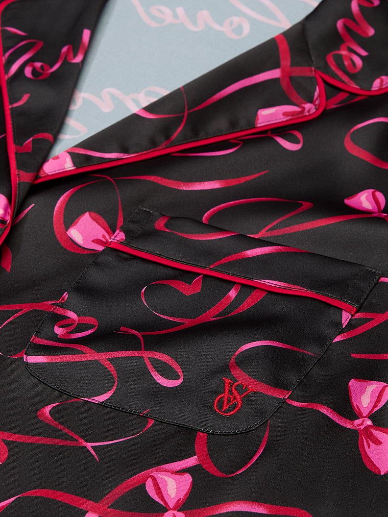 Piżama satynowa błyszcząca z szortami Glazed Satin. Produkt ma kolor wzorzysty i pochodzi z kolekcji Victoria's Secret. 