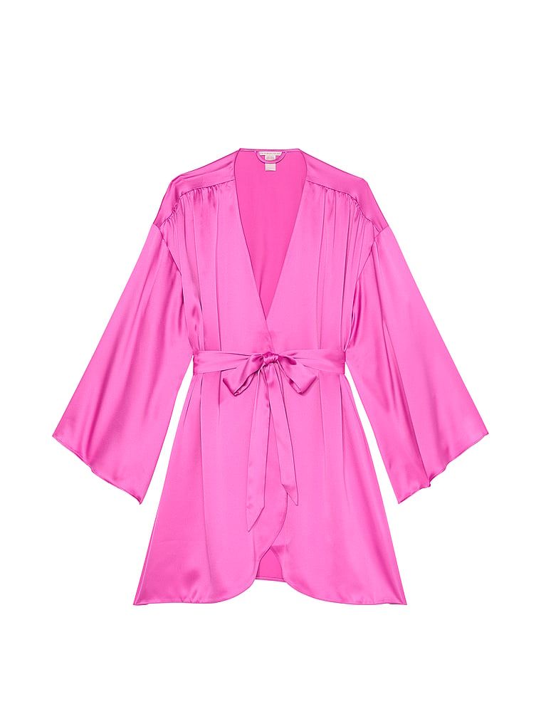 Szlafrok satynowy Midi. Produkt ma kolor różowy i pochodzi z kolekcji Victoria's Secret. 