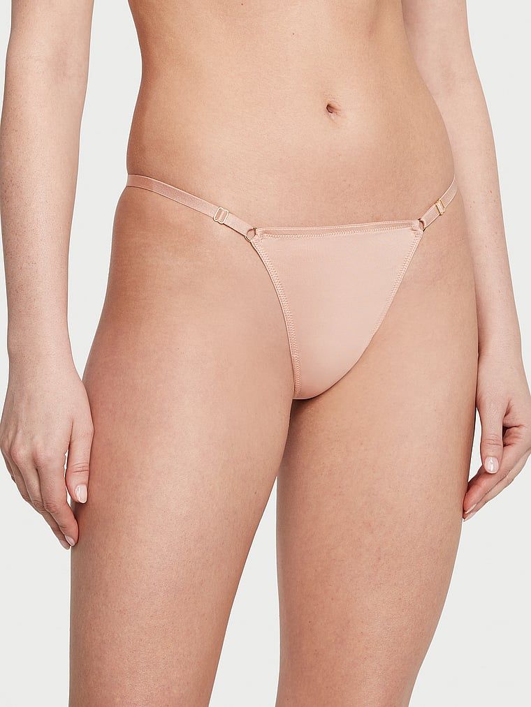Stringi z regulowanymi paseczkami Hardware. Produkt ma kolor beżowy i pochodzi z kolekcji Very Sexy. 