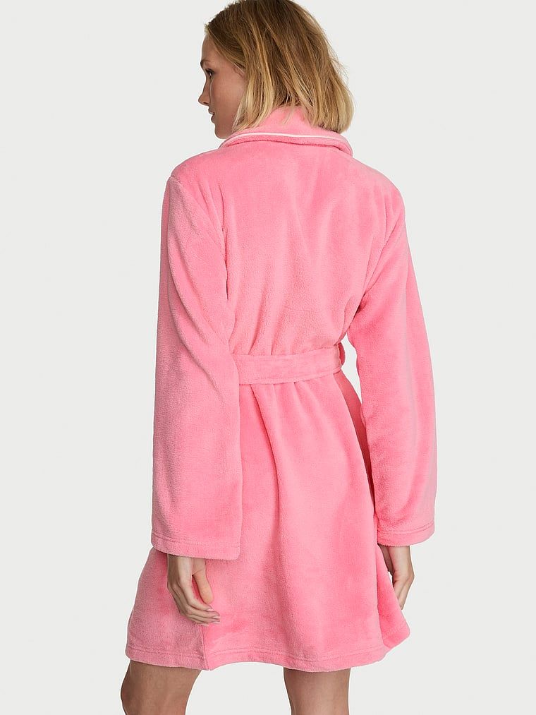 Krótki ciepły szlafrok. Produkt ma kolor wzorzysty i pochodzi z kolekcji Victoria's Secret. 