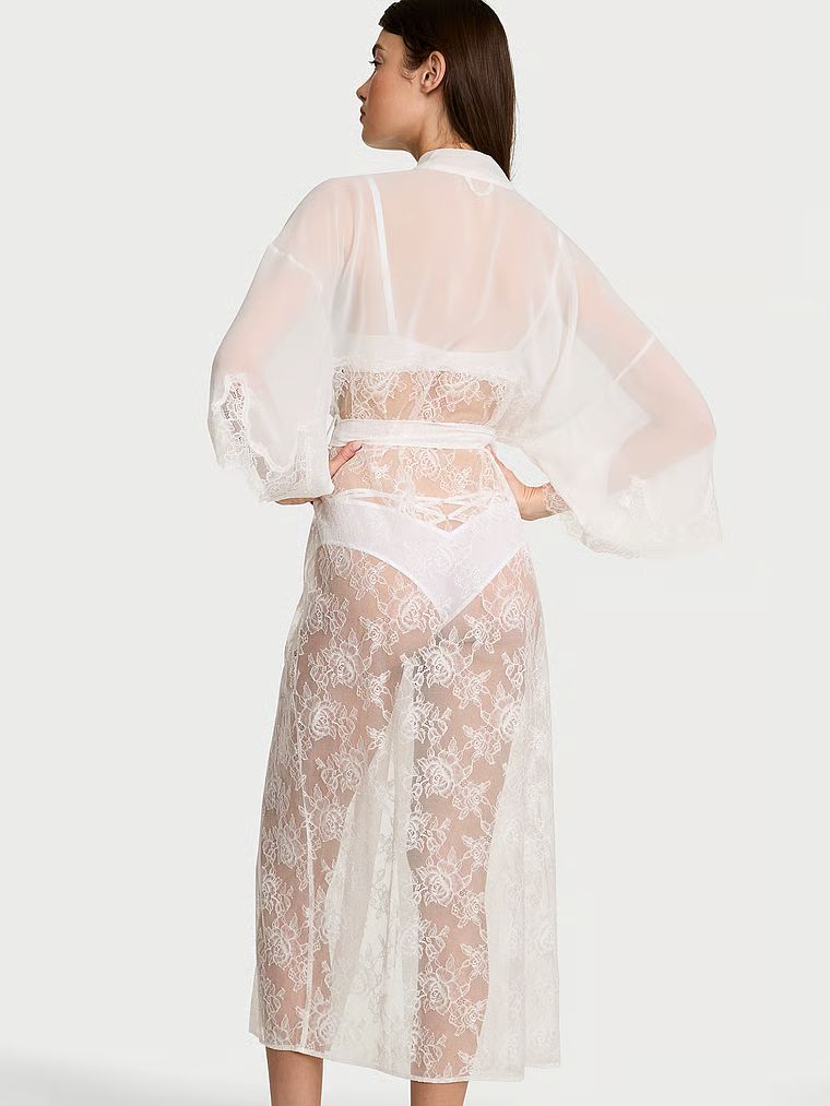 Szlafrok długi maxi z koronką Sheer Rose. Produkt ma kolor biały i pochodzi z kolekcji Victoria's Secret. 