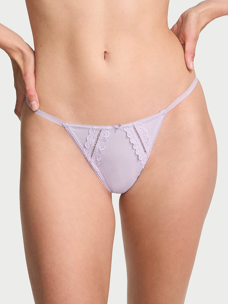 Stringi bawełniane ze wstawkami Lace-Trim. Produkt ma kolor fioletowy i pochodzi z kolekcji Victoria's Secret. 