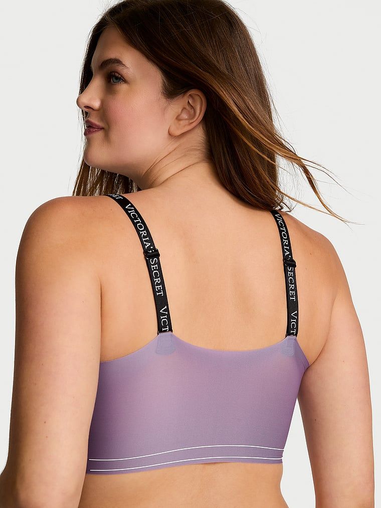 Modelka prezentuje biustonosz lekko usztywniany braletka bez fiszbin Comfort. Produkt ma kolor purpurowy i pochodzi z kolekcji T-shirt.