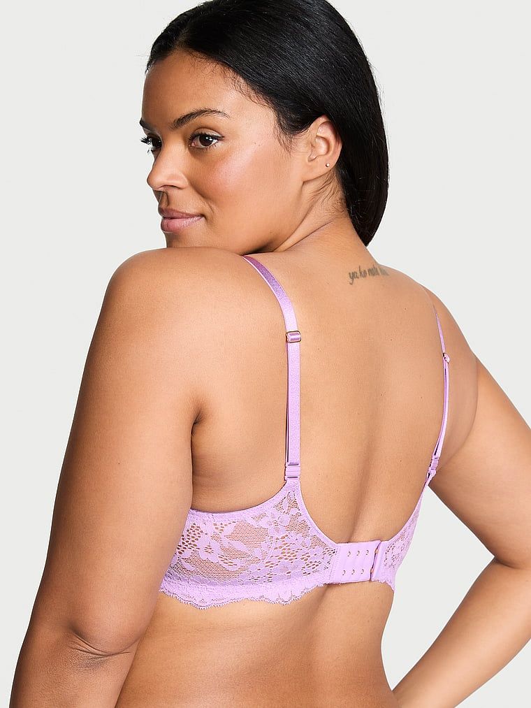 Modelka prezentuje biustonosz lekko usztywniany koronkowy Classic Demi. Produkt ma kolor purpurowy i pochodzi z kolekcji Dream Angels.