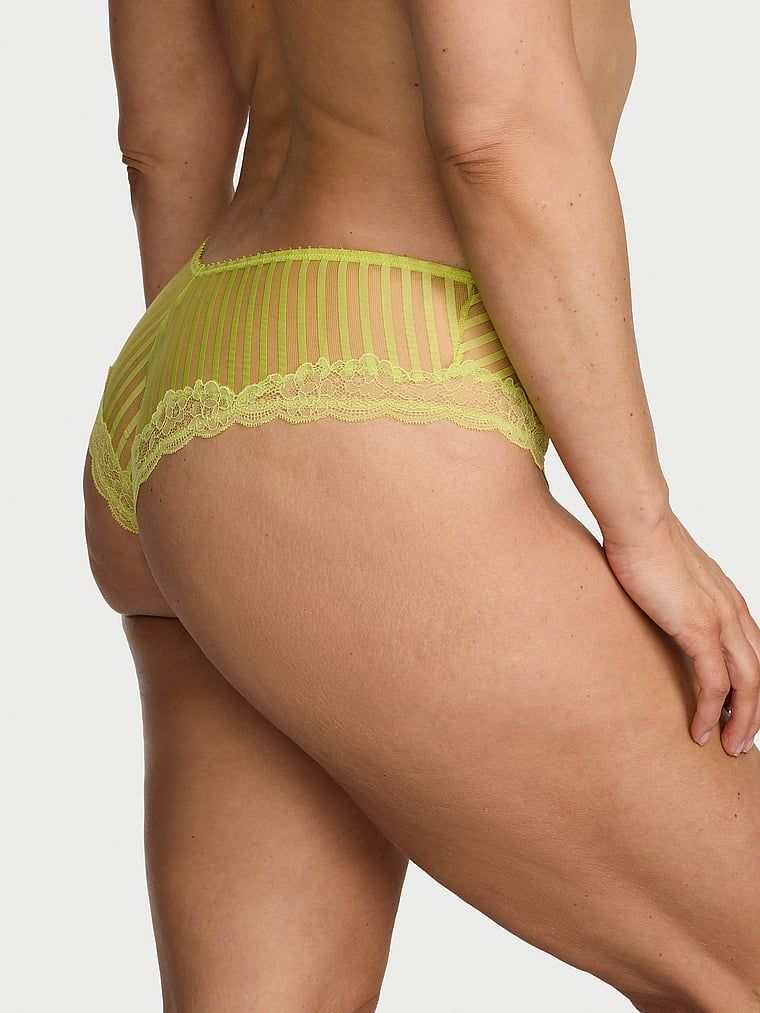Majtki z paseczków z wysoko wyciętymi nogawkami Tease Sheer Stripe Cheeky. Produkt ma kolor zielony i pochodzi z kolekcji Victoria's Secret. 