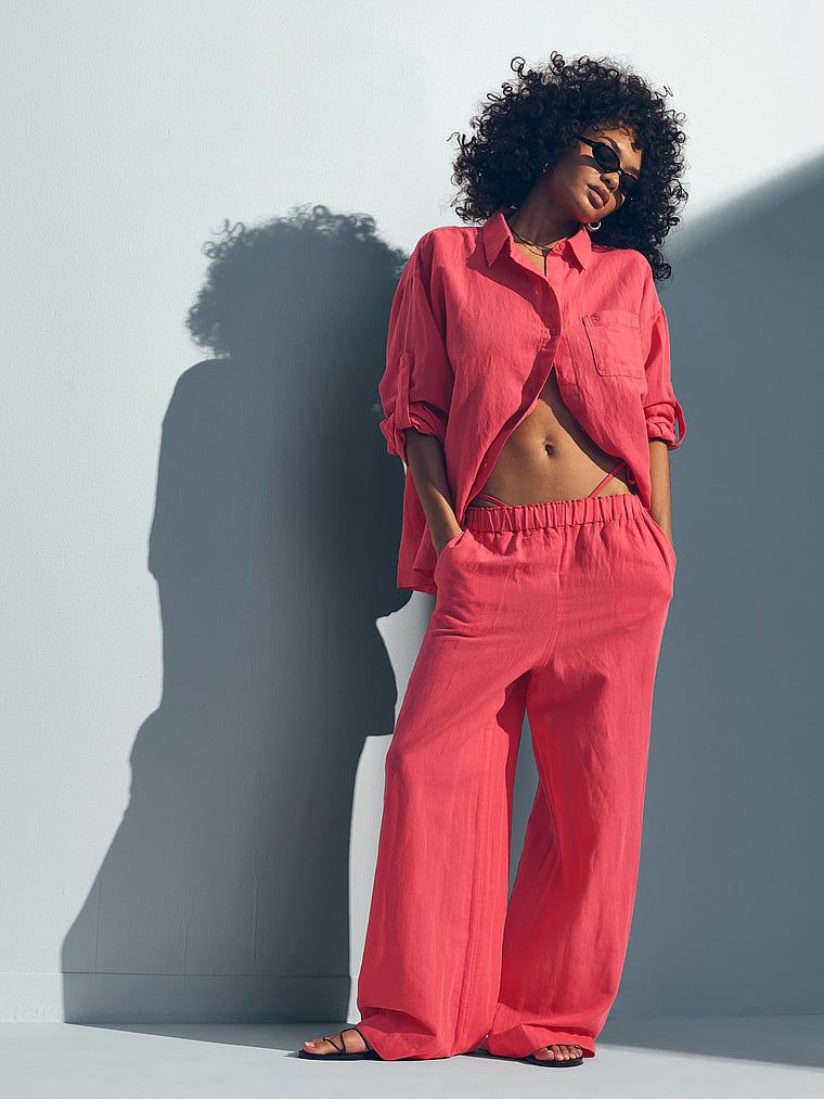 Spodnie lniane na plażę Beachwear. Produkt ma kolor różowy i pochodzi z kolekcji Victoria's Secret Swim. 