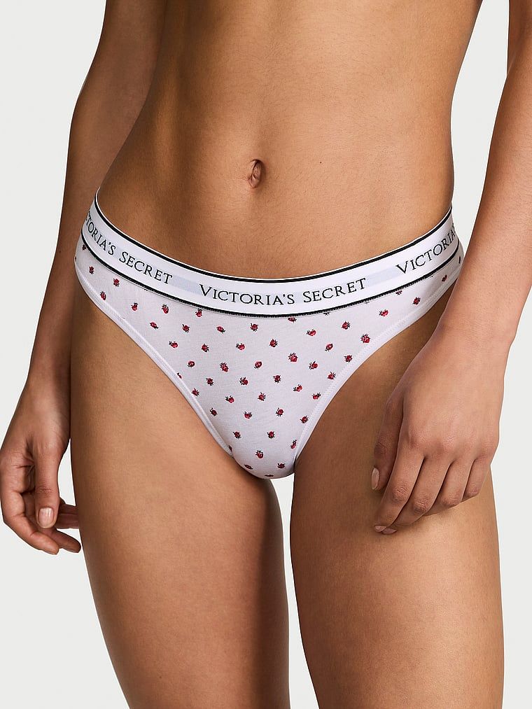 Stringi bawełniane z logo w talii. Produkt jest wzorzysty i pochodzi z kolekcji Cotton. 