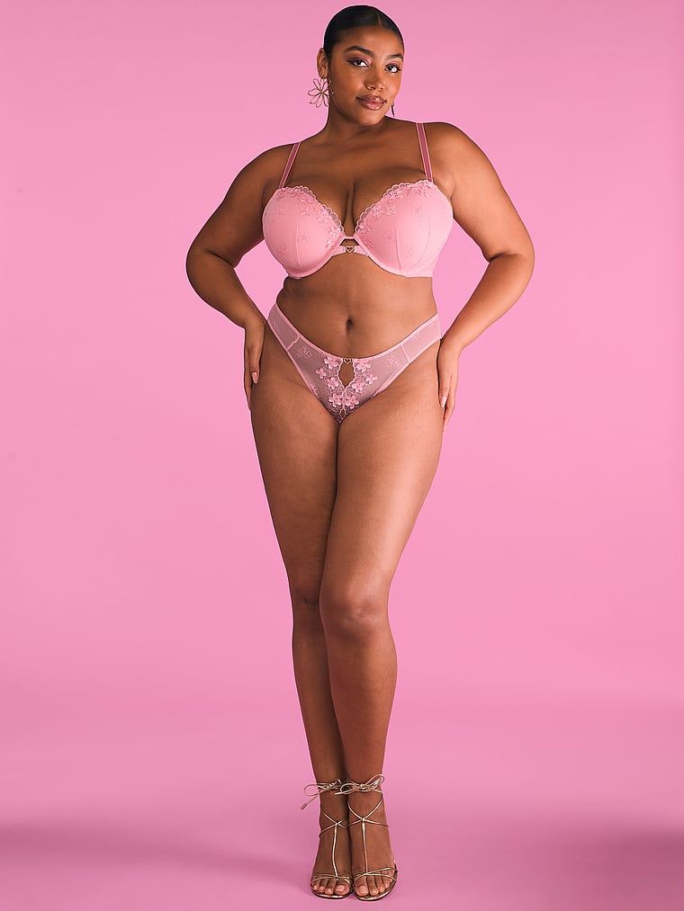 Modelka prezentuje biustonosz push-up Pretty Petals. Produkt ma kolor różowy i pochodzi z kolekcji Dream Angels.