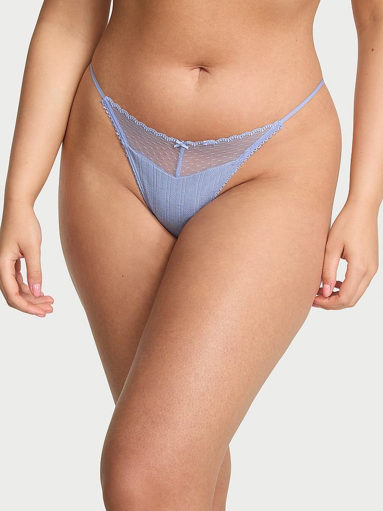 Stringi Lace Pointelle. Produkt ma kolor purpurowy i pochodzi z kolekcji Body by Victoria. 