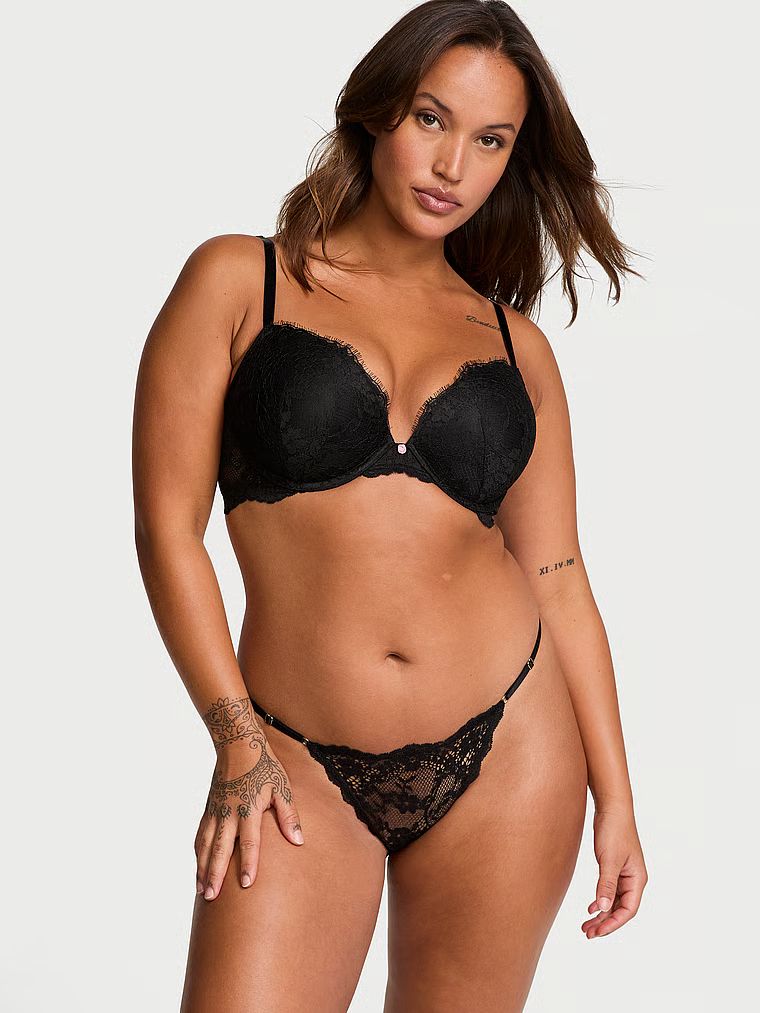 Modelka prezentuje biustonosz push-up koronkowy. Produkt ma kolor czarny i pochodzi z kolekcji Dream Angels.