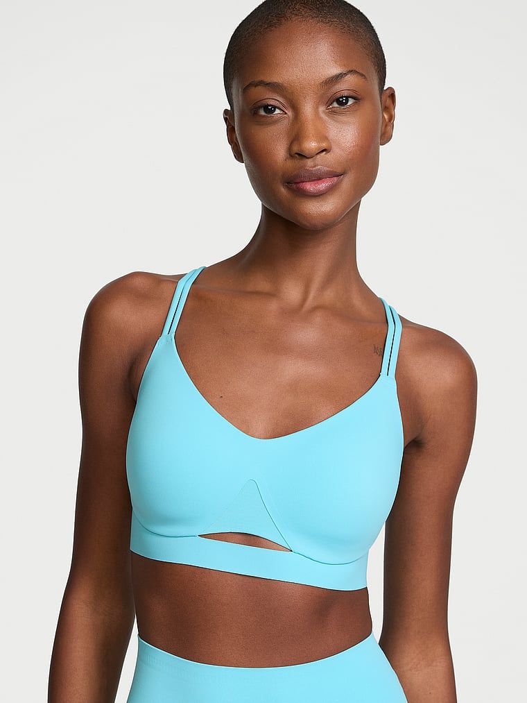 Modelka prezentuje biustonosz sportowy z lekkim wsparciem Elevate Strappy. Produkt ma kolor niebieski i pochodzi z kolekcji VSX.