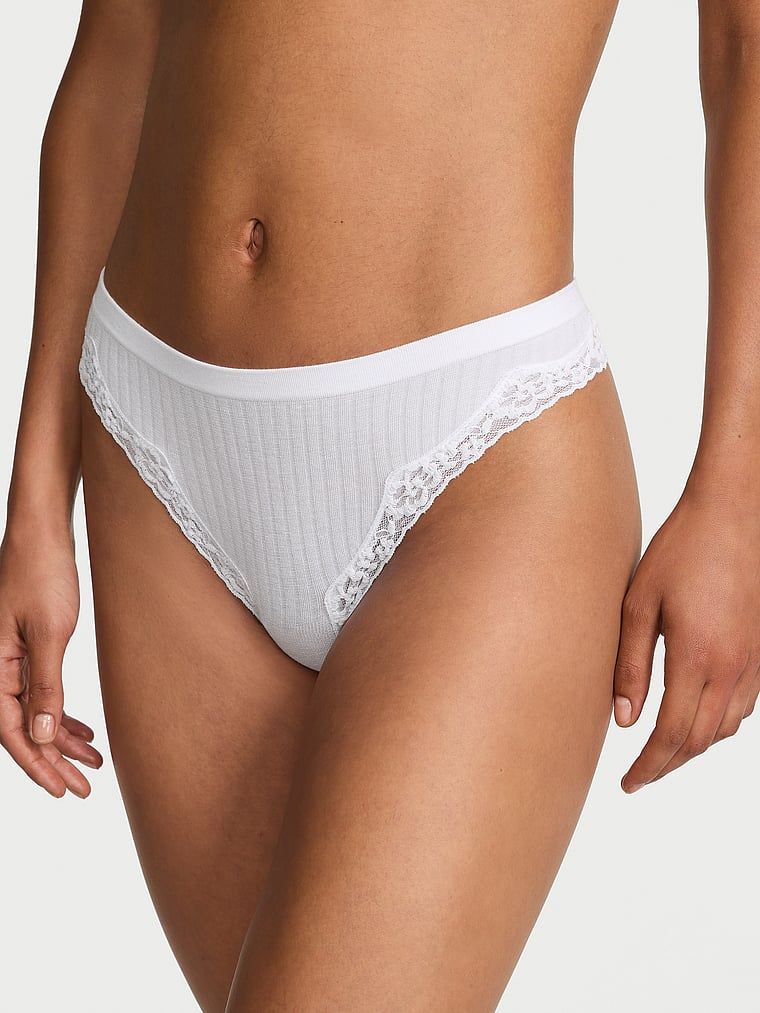 Stringi z koronką na krawędziach Seamless Rib. Produkt ma kolor biały i pochodzi z kolekcji Body by Victoria. 