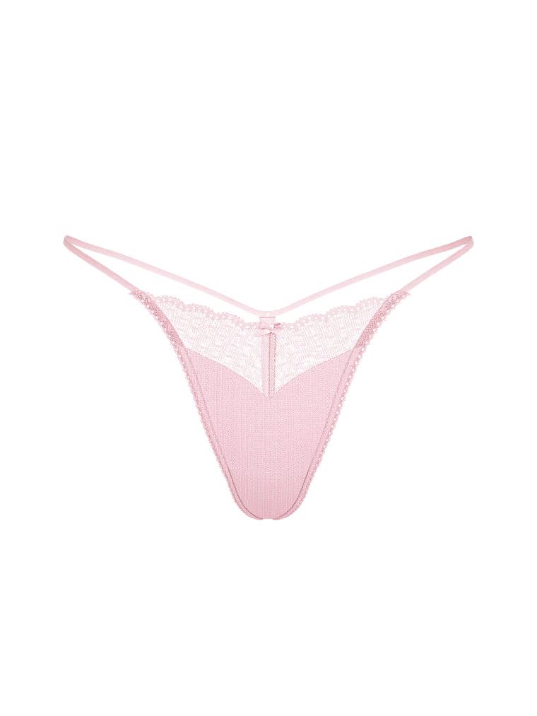 Stringi Lace Pointelle. Produkt ma kolor różowy i pochodzi z kolekcji Body by Victoria. 