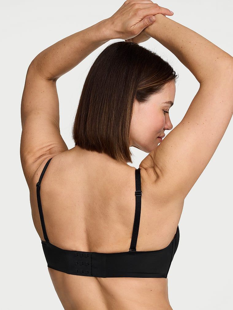 Biustonosz push-up bez ramiączek Strapless. Produkt ma kolor czarny i pochodzi z kolekcji Invisible by Victoria's Secret. 
