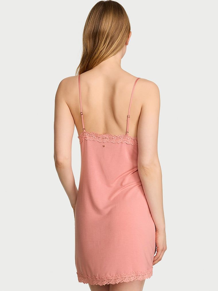 Koszula nocna z modalu SoSoft. Produkt ma kolor różowy i pochodzi z kolekcji Victoria's Secret. 