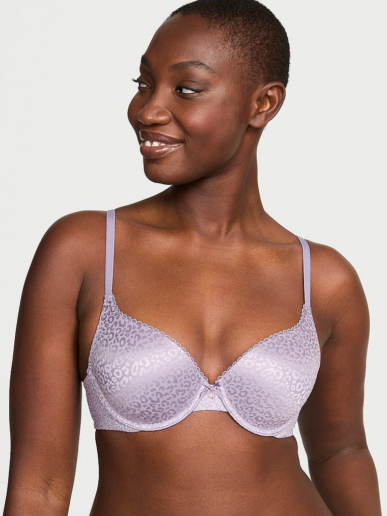 Modelka prezentuje biustonosz push-up Perfect Shape. Produkt ma kolor purpurowy i pochodzi z kolekcji Body by Victoria.