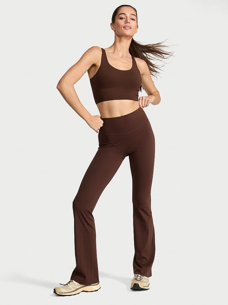 Legginsy z szerokimi nogawkami VSX Elevate Flare. Produkt ma kolor brązowy i pochodzi z kolekcji VSX.