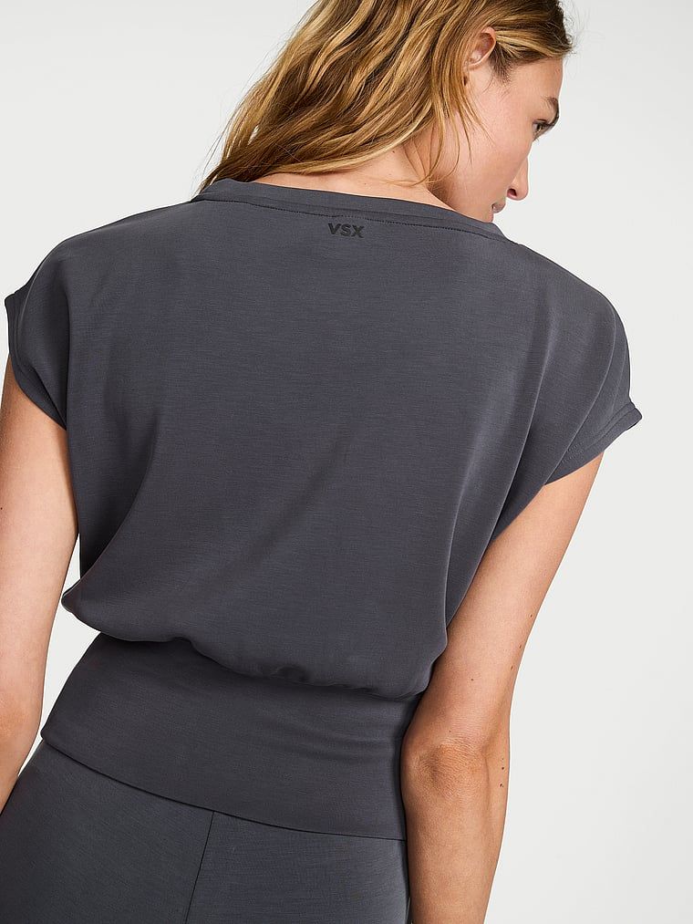Bluzka z krótkimi rękawami Featherweight Knit. Produkt ma kolor czarny i pochodzi z kolekcji VSX. 