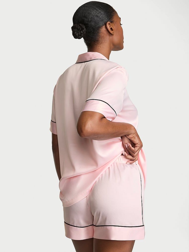 Piżama satynowa błyszcząca z szortami Glazed Satin. Produkt ma kolor różowy i pochodzi z kolekcji Victoria's Secret. 