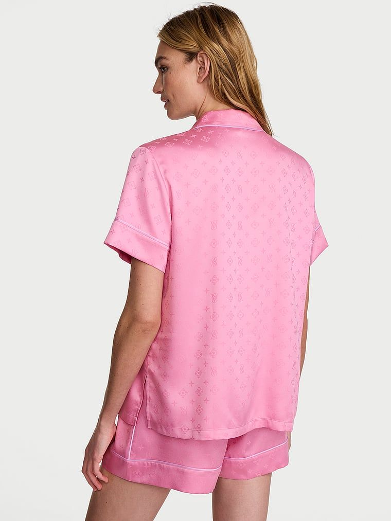 Piżama satynowa z szortami Signature. Produkt ma kolor różowy i pochodzi z kolekcji Victoria's Secret. 