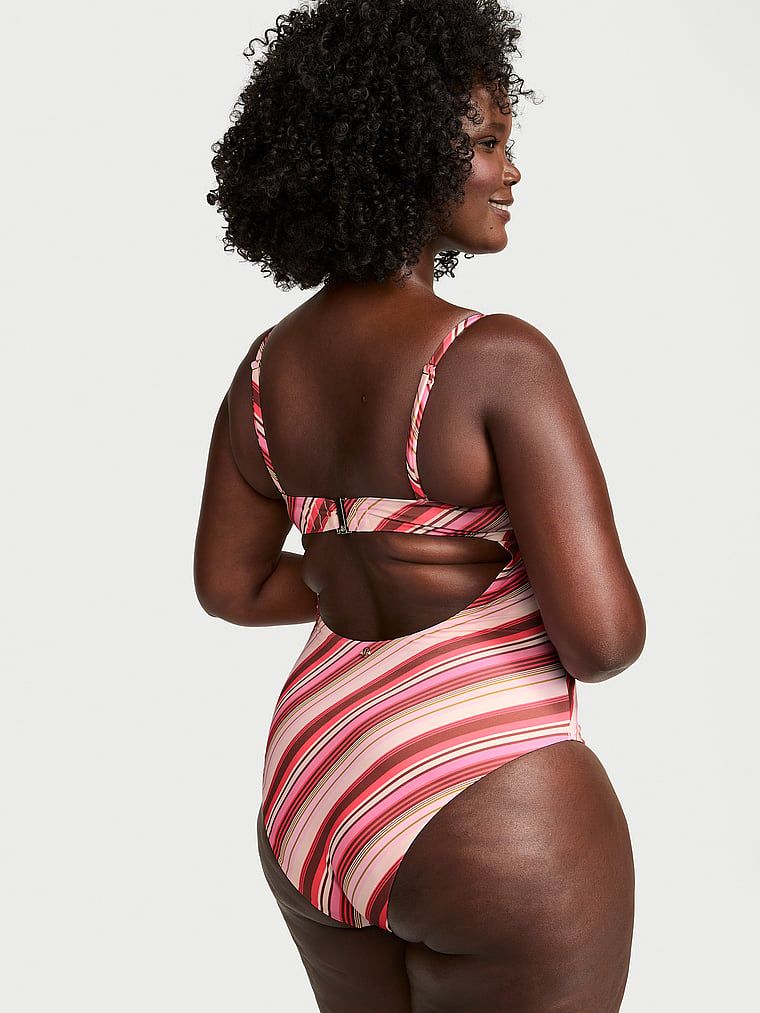 Strój kąpielowy jednoczęściowy Boho Beach. Produkt ma wzór w paski i pochodzi z kolekcji Victoria's Secret Swim. 
