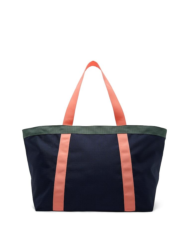 Torba Weekender. Produkt ma kolor niebieski i pochodzi z kolekcji PINK. 