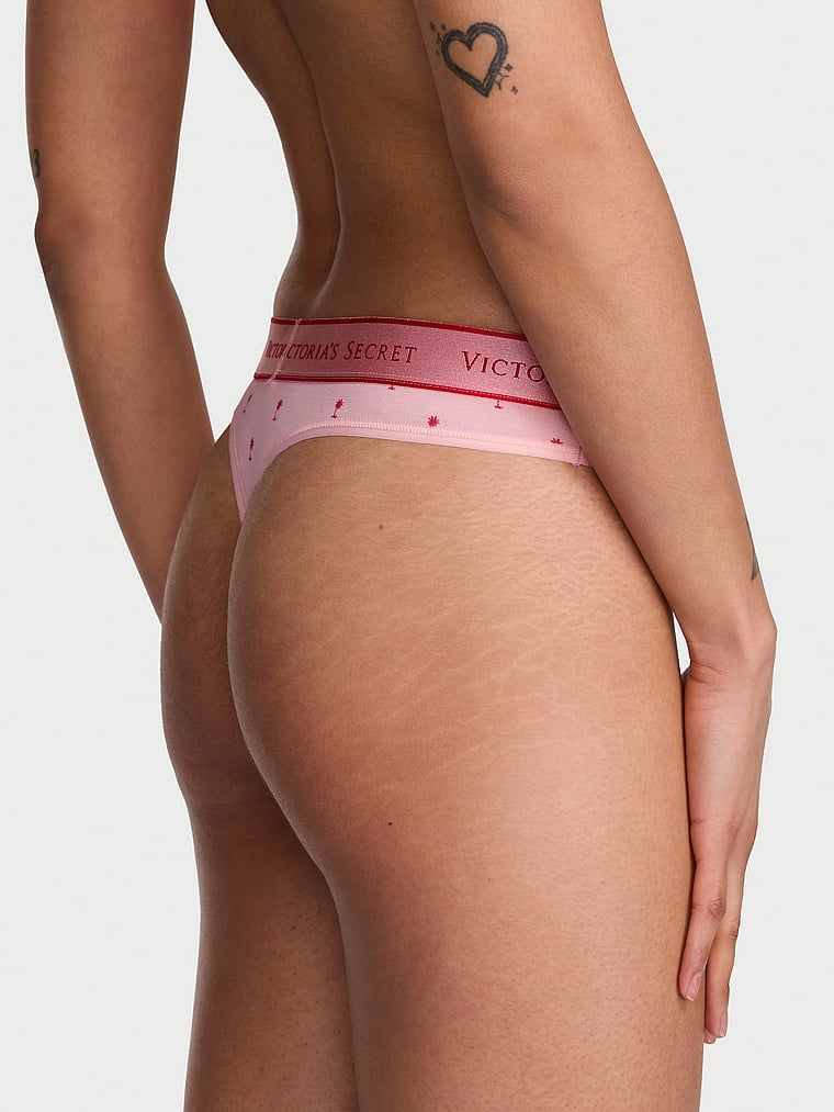Stringi bawełniane z logo w talii. Produkt jest wzorzysty i pochodzi z kolekcji Cotton. 