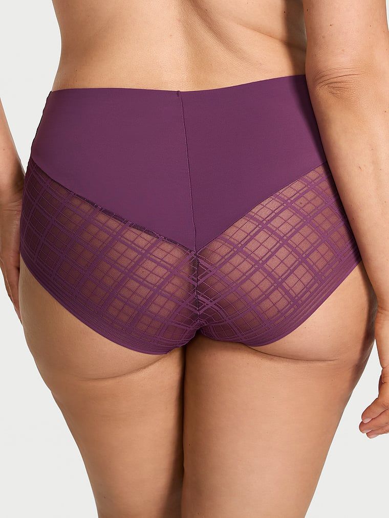 Majtki z siateczką w kratkę z tyłu No-Show Plaid Mesh Brief. Produkt ma kolor purpurowy i pochodzi z kolekcji No-Show. 