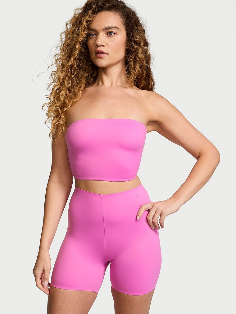 Szorty wygładzające pod ubranie Feathersoft Essentials. Produkt ma kolor różowy i pochodzi z kolekcji Victoria's Secret. 
