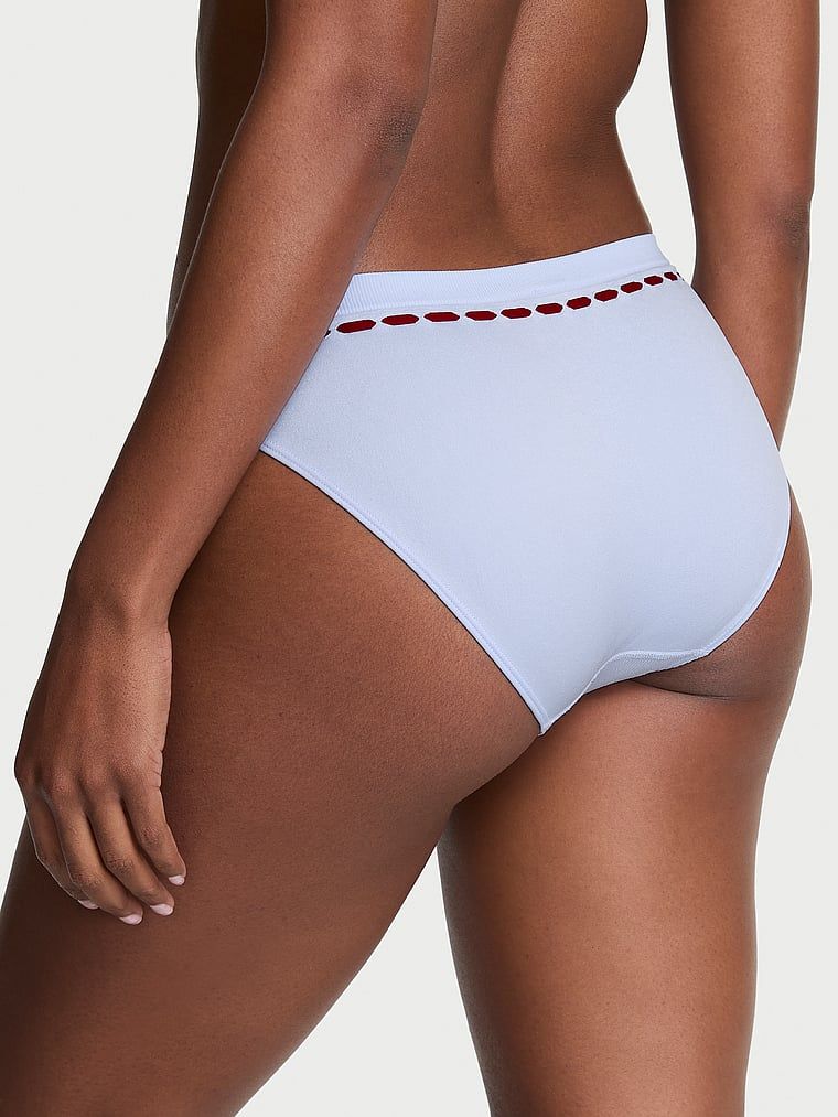 Majtki z wstążeczką Seamless Ribbon Slot Bikini. Produkt ma kolor fioletowy i pochodzi z kolekcji Seamless. 