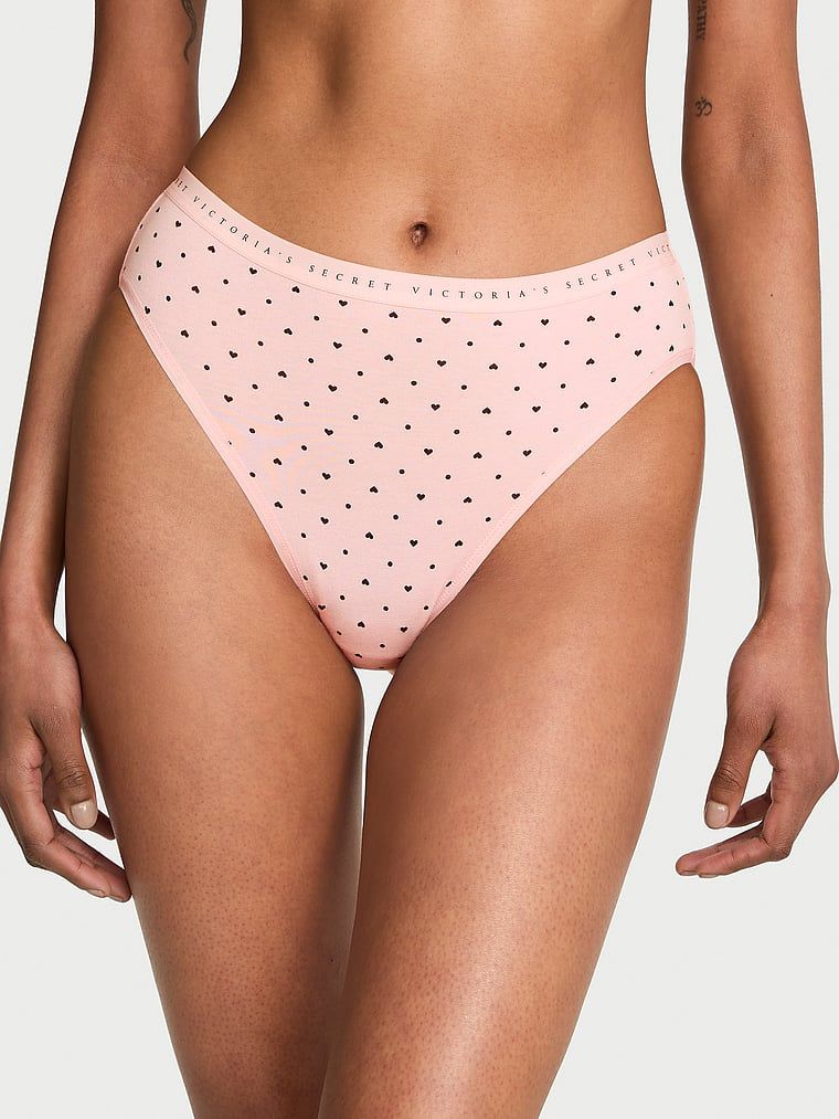Majtki bawełniane figi z wysoko wyciętymi nogawkami High-Leg Brief. Produkt jest wzorzysty i pochodzi z kolekcji Victoria's Secret. 