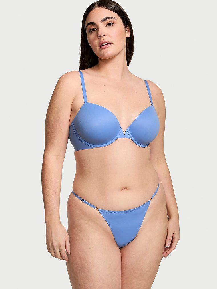 Modelka prezentuje biustonosz lekko usztywniany Smooth Lightly-Lined Demi. Produkt ma kolor niebieski i pochodzi z kolekcji Love Cloud.